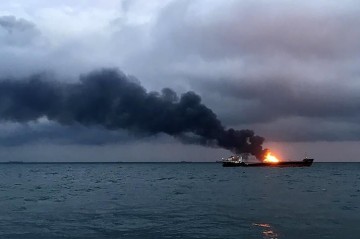 Ukraine strikes Russian patrol ship in Azov Sea - Video