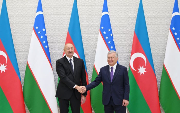 İlham Əliyev Şavkat Mirziyoyevi “Heydər Əliyev” ordeni ilə təltif etdi