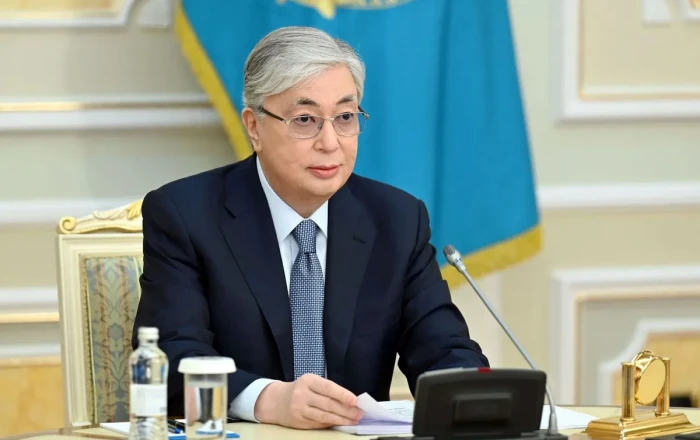 Tokayev kişilərin qucaqlaşmasına QARŞI ÇIXDI: "Bu nədir belə?"