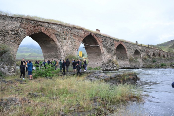 Norwegian travelers familiarize themselves with Khudafarin Bridge in Azerbaijan's Jabrayil