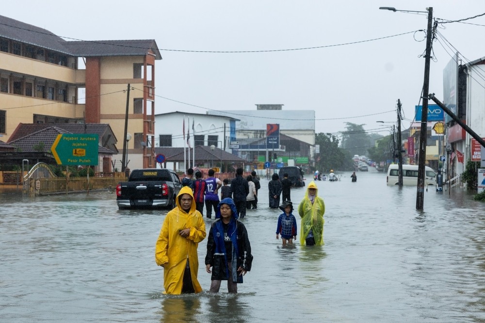 Worsening floods displace over 140,000 in Malaysia