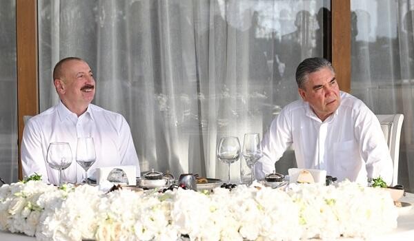 İlham Əliyev və Berdiməhəmmədov birgə nahar etdi