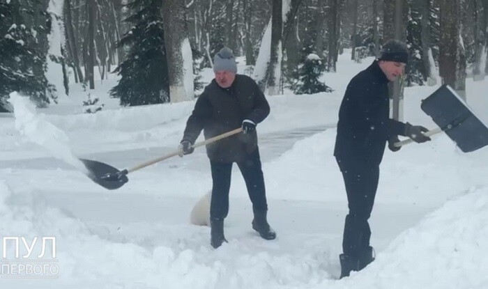 Lukashenko clears snow with son Nikolai - Video