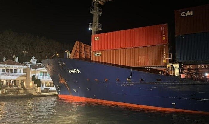 Russian cargo ship runs aground in Bosporus Strait - Video
