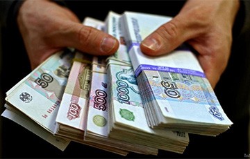 Ruslar banklardan rekord miqdarda nağd pul çıxarıblar…