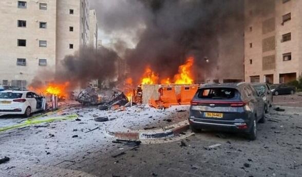 Hezbollah fires rockets at Northern Israel - Video
