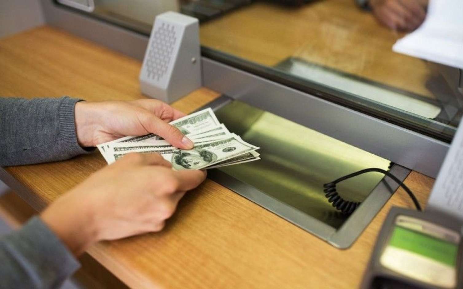 Dollar almaq istəyənlərin   nəzərinə