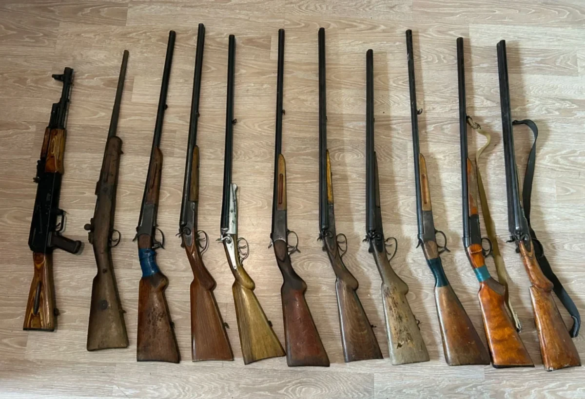 Polis 9 tüfəng, 2 avtomat aşkarladı