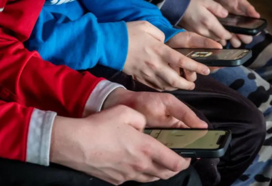 UK ministers to issue guidance on children's screen use