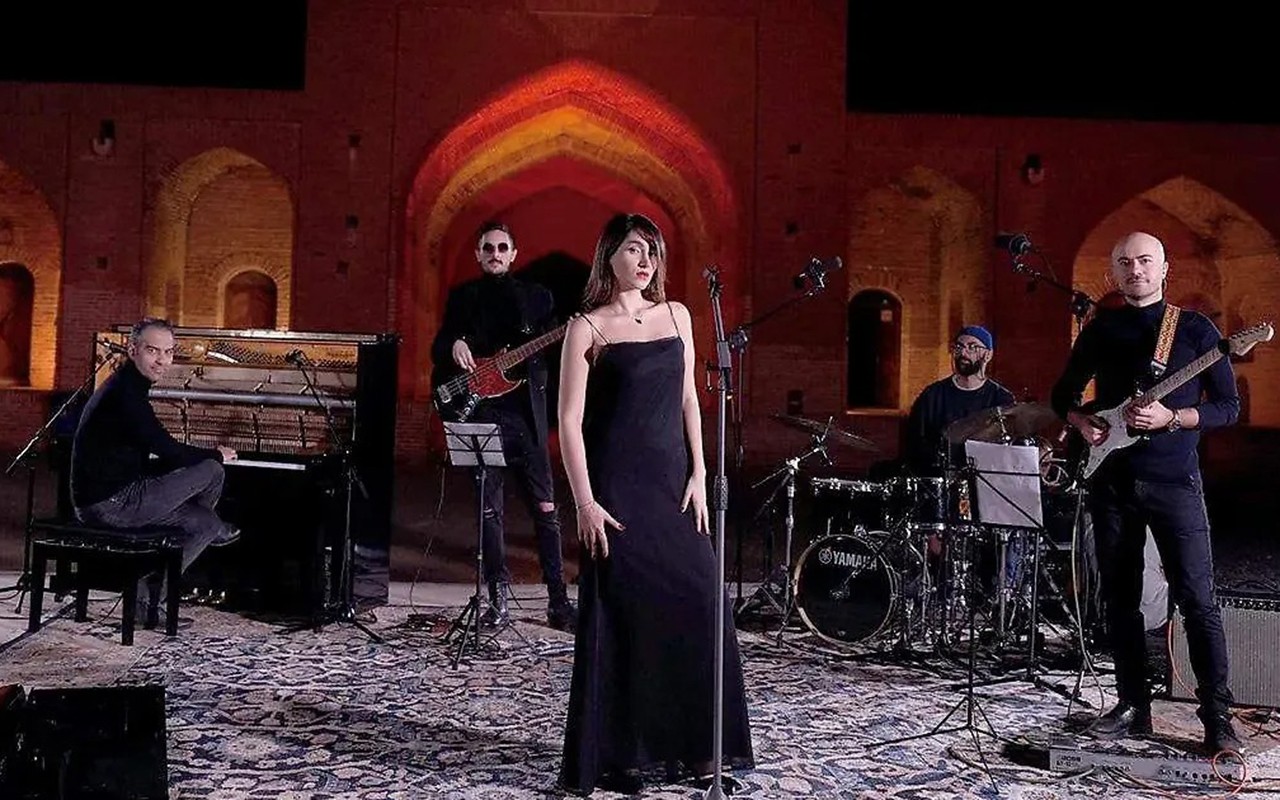 İranda müğənni və komandasına şallaq cəzası - Foto - Video