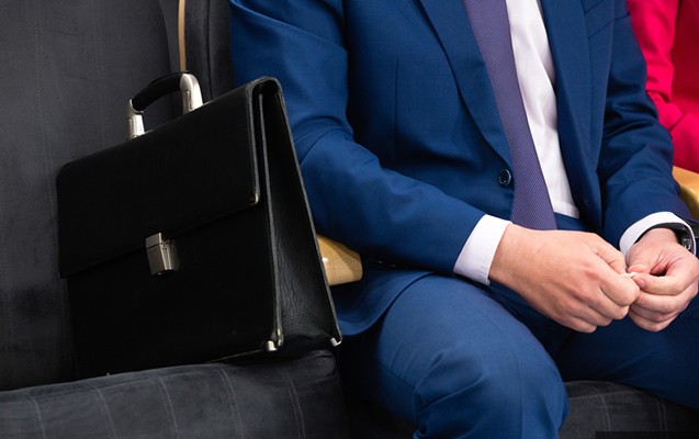 Nöqsana görə qovulan direktor qayıtmağı tələb etdi -