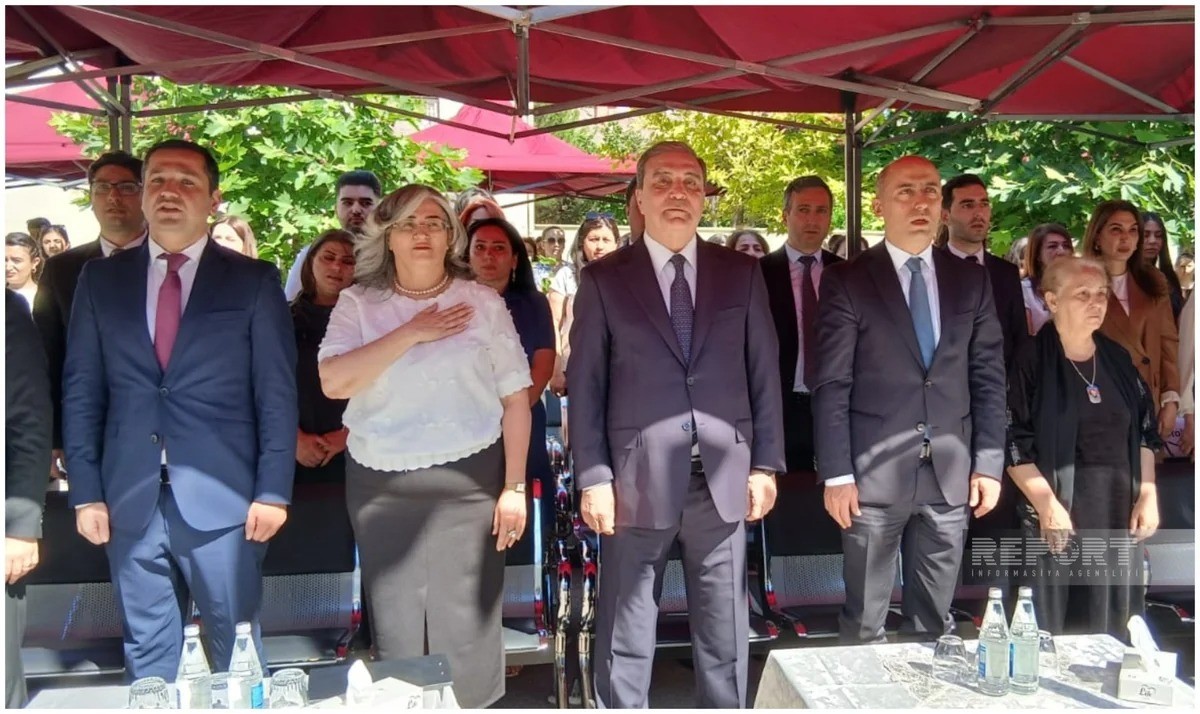 Emin Əmrullayev Gəncədə "Son zəng" mərasimində iştirak edir