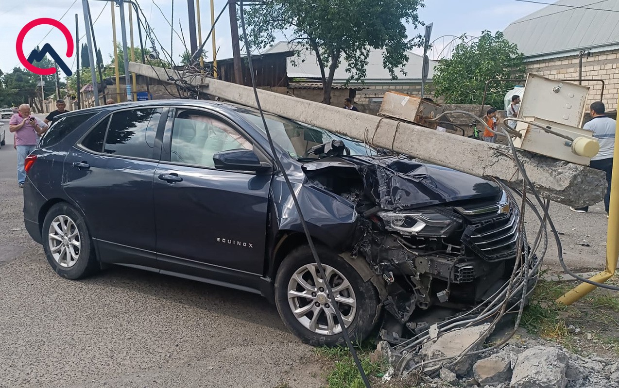 “Chevrolet” əvvəl “Opel”ə, daha sonra işıq dirəyinə çırpıldı -