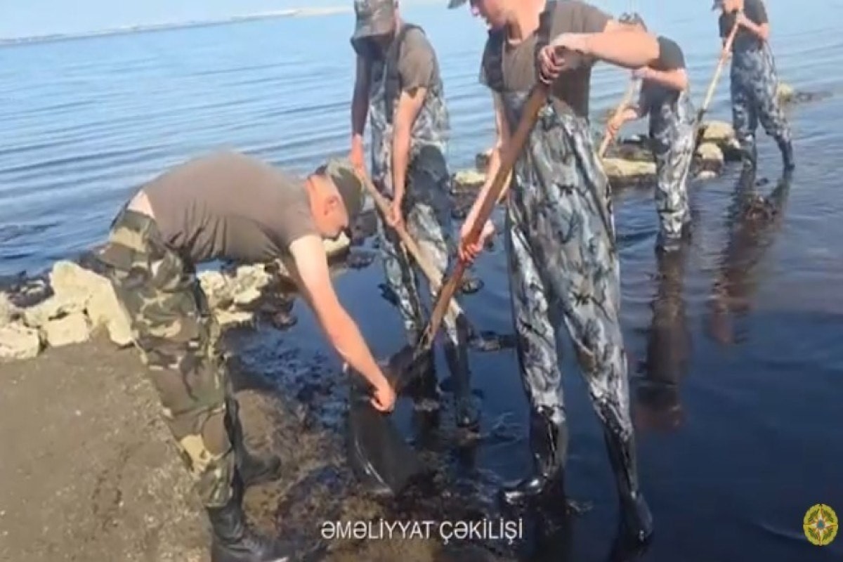 Dübəndidə sahilə yığılan neft qalıqları təmizləndi -