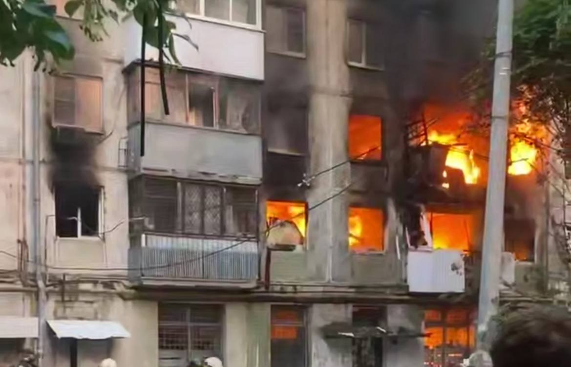 Samarada yaşayış binasında güclü partlayış: Sakinlər təxliyə edildi -