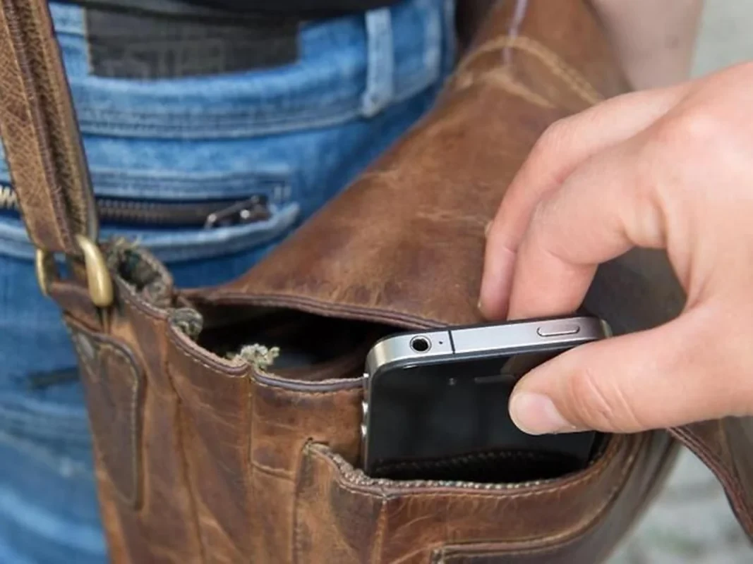 Aliment verməyən kişi arvadının telefonunu oğurlayıb satdı
