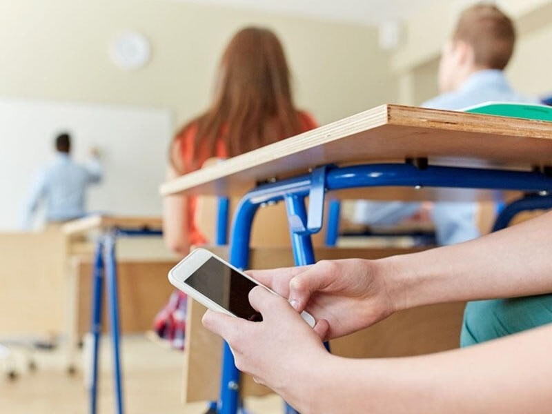 Məktəblərə telefon gətirilməsi qadağan edildi –