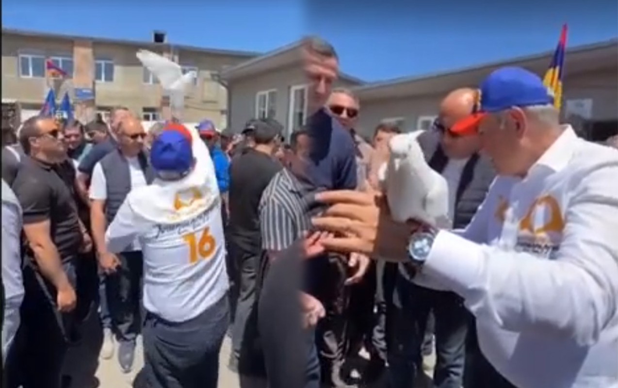 Nə qədər cəhd etsə də, göyərçini uçura bilmədi - Video
