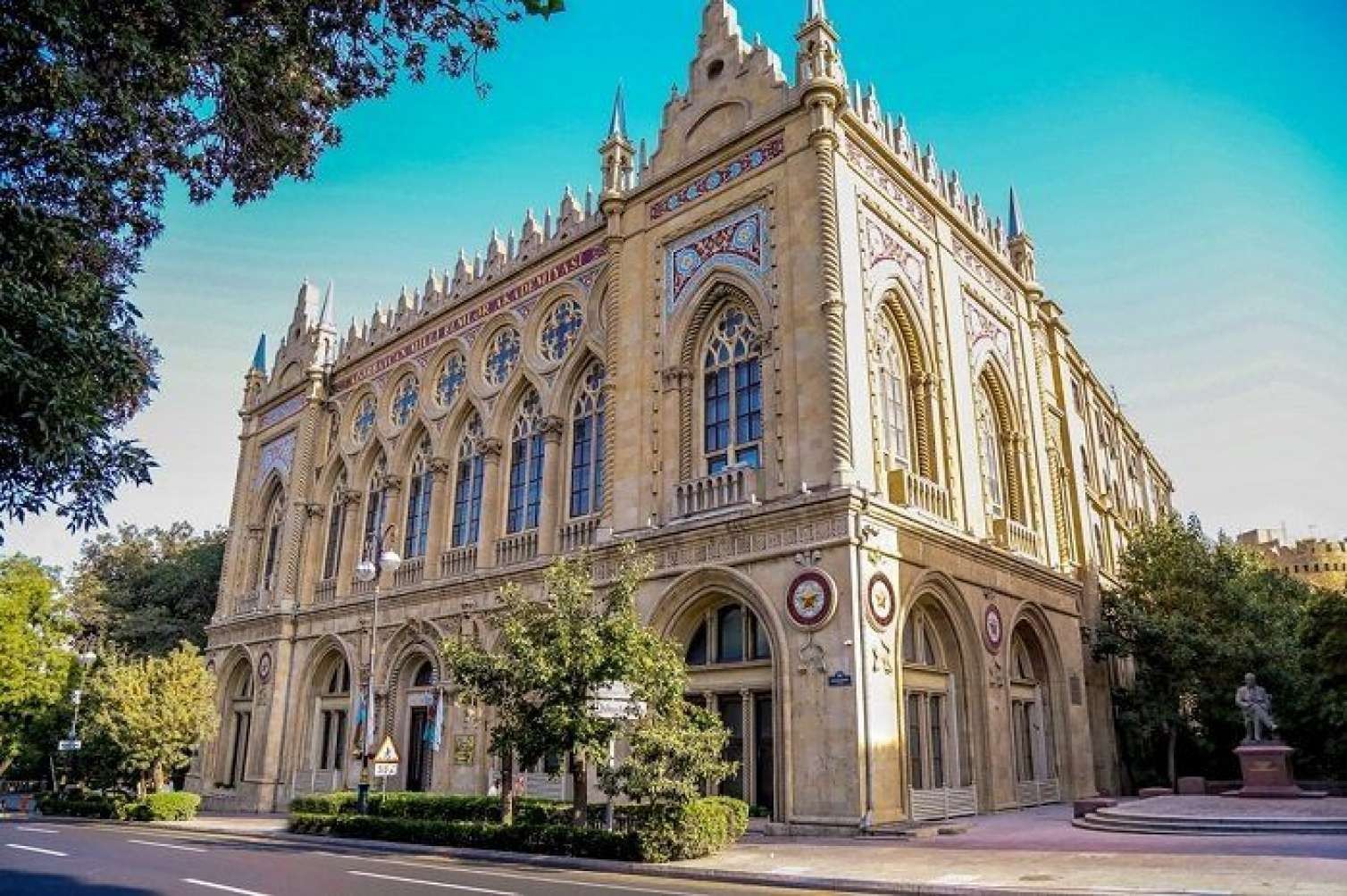 Bakıda bu qurumların iş saatı DƏYİŞDİRİLİR:   Payızdan yeni iş rejimi