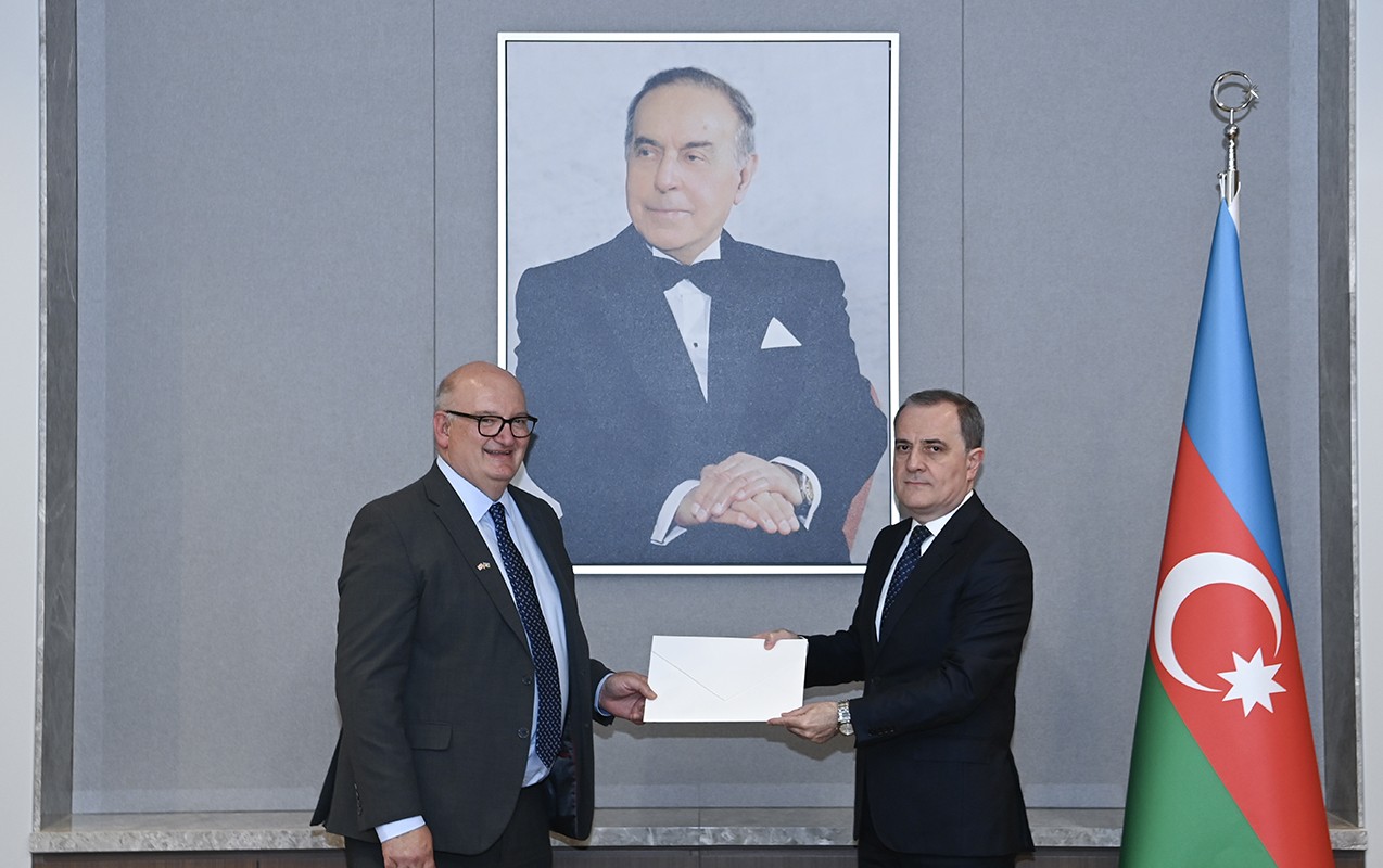 Norman etimadnaməsinin surətini Bayramova təqdim etdi