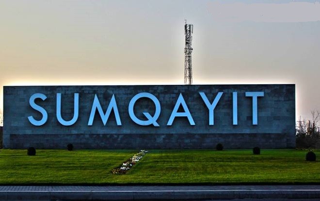 Sumqayıtda 18 yaşlı qız tanışı olan oğlanı bıçaqladı