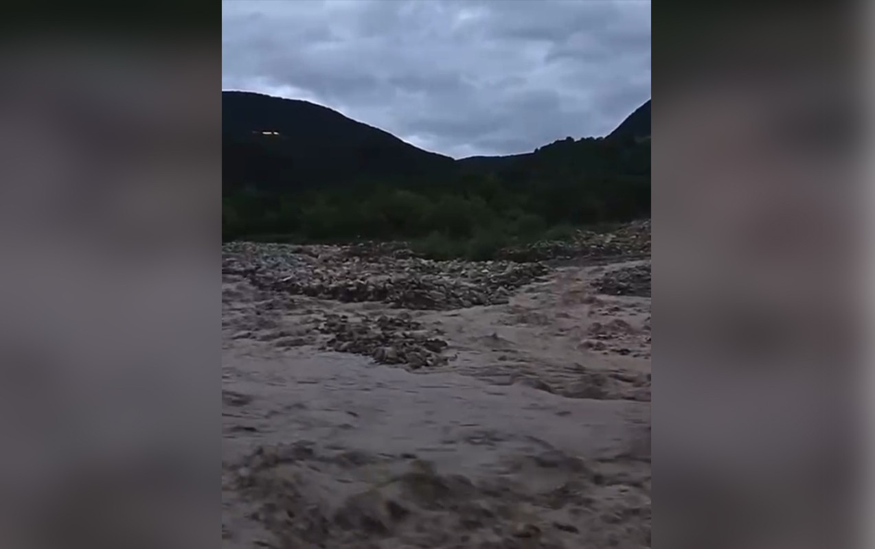 Şamaxıda Ağsu çayı daşdı -