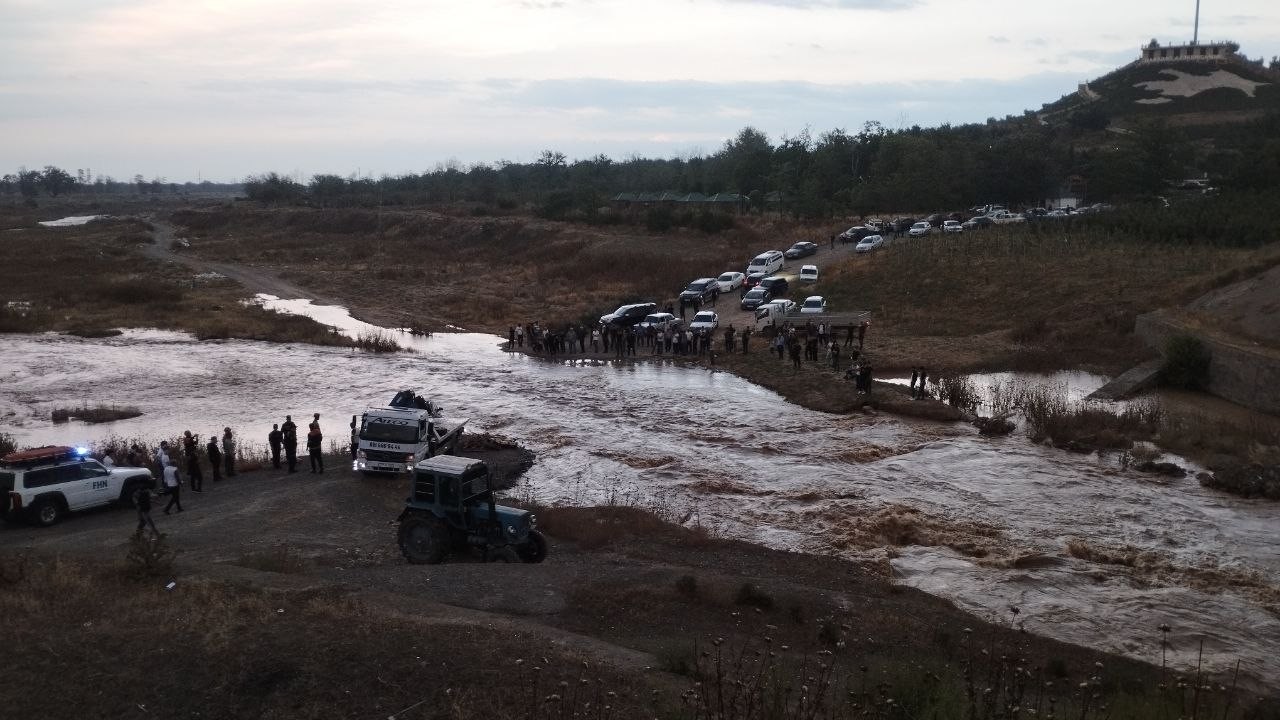 Ağdamda çayı keçməyə çalışan avtomobil seldə batdı -