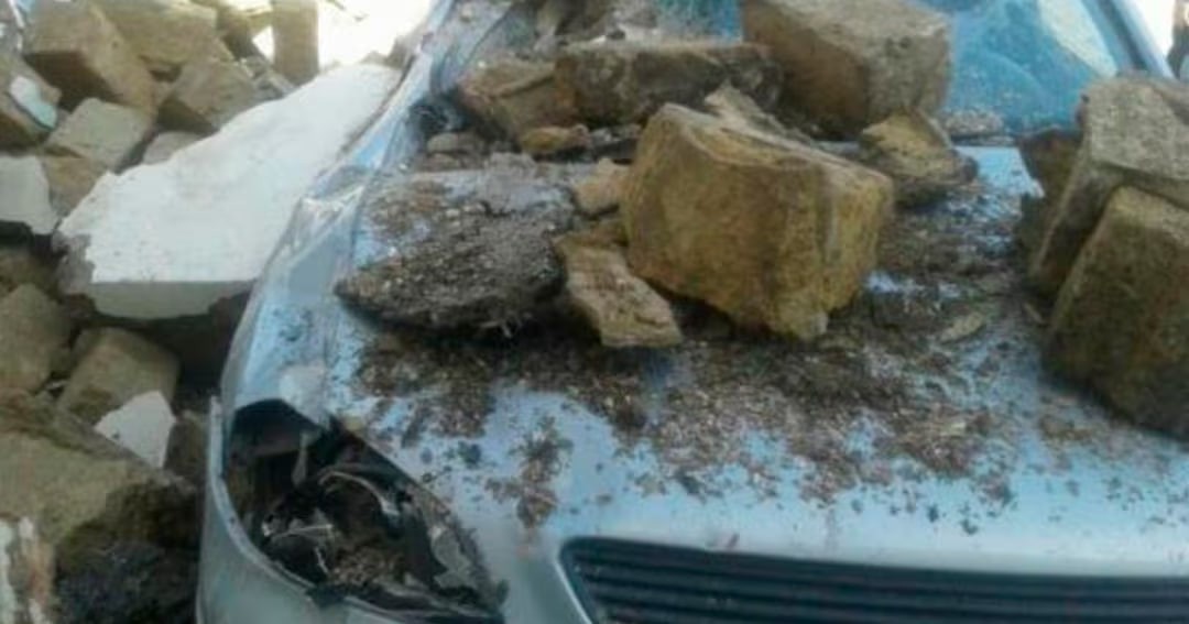 Bakıda güclü külək binanın fasadını uçurtdu –