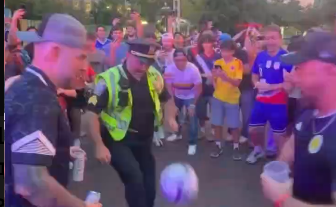ABŞ-da şotlandiyalı polis dünya çempionatı öncəsi futbol məharətini nümayiş etdirdi -