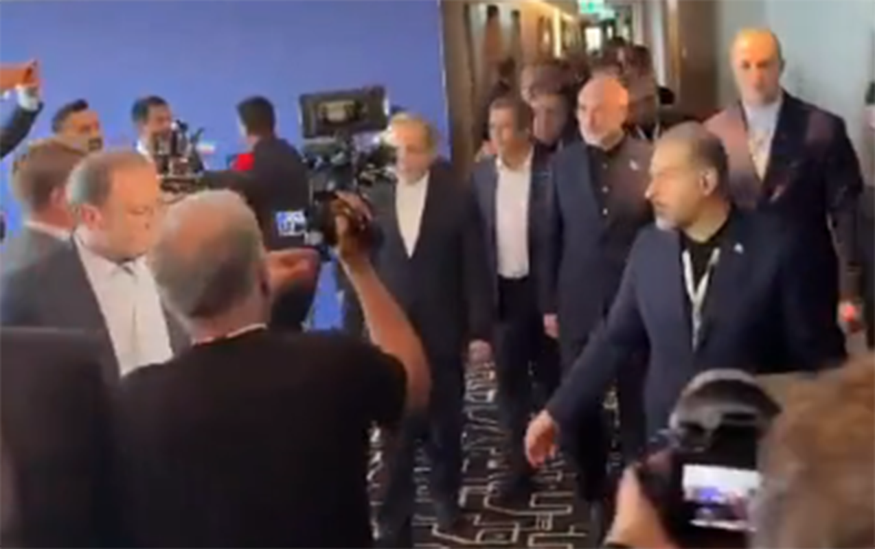 İran heyəti ABŞ nümayəndələri ilə şəkil çəkdirməkdən imtina etdi - Video