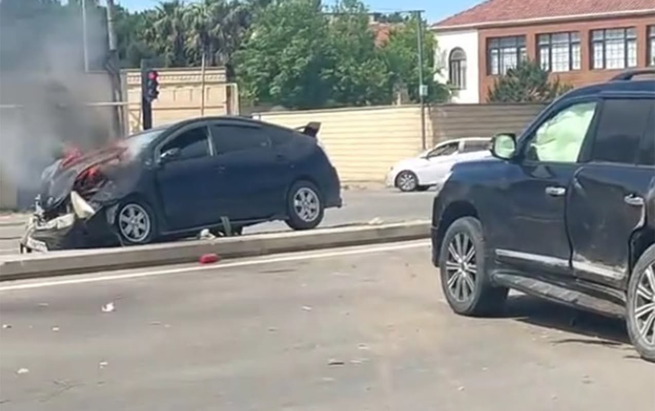 Mərdəkanda iki “Toyota” toqquşdu: Biri yandı –