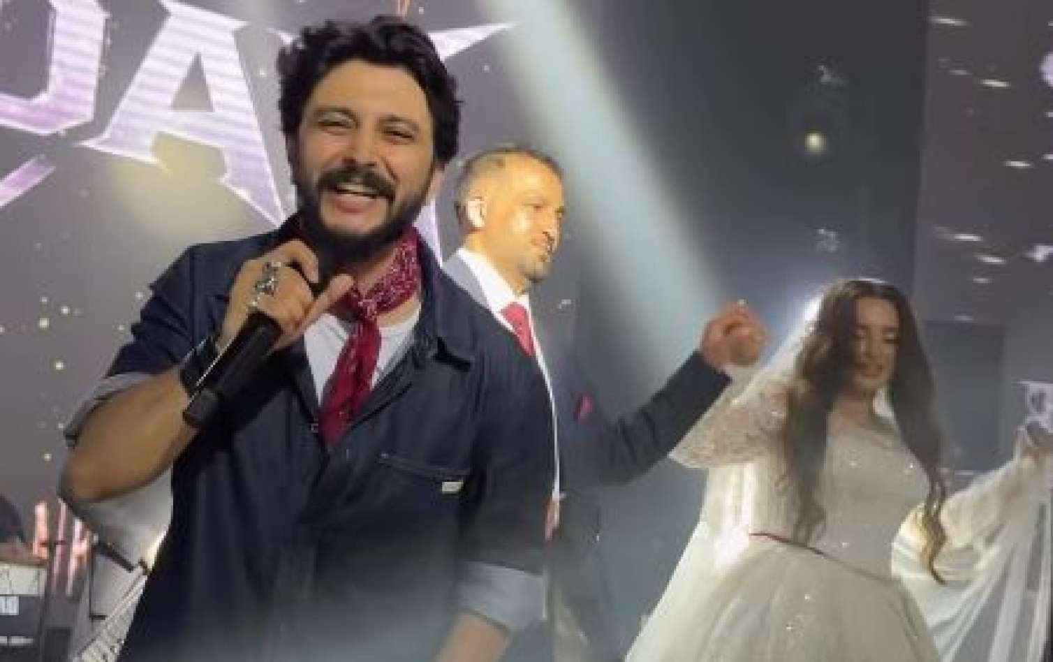 Toyları səhv salıb yarım saat pulsuz oxudu -