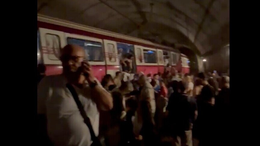 Sabiha Gökçen Hava Limanına gedən metro qatarı relsdən çıxdı