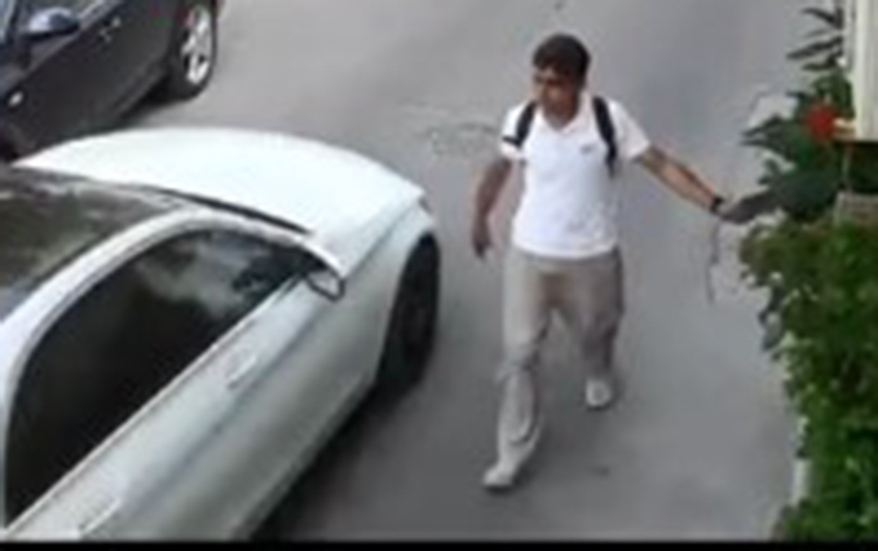 Telefonunu maşına çırpıb pul tələb edirdi, saxlanıldı - Video