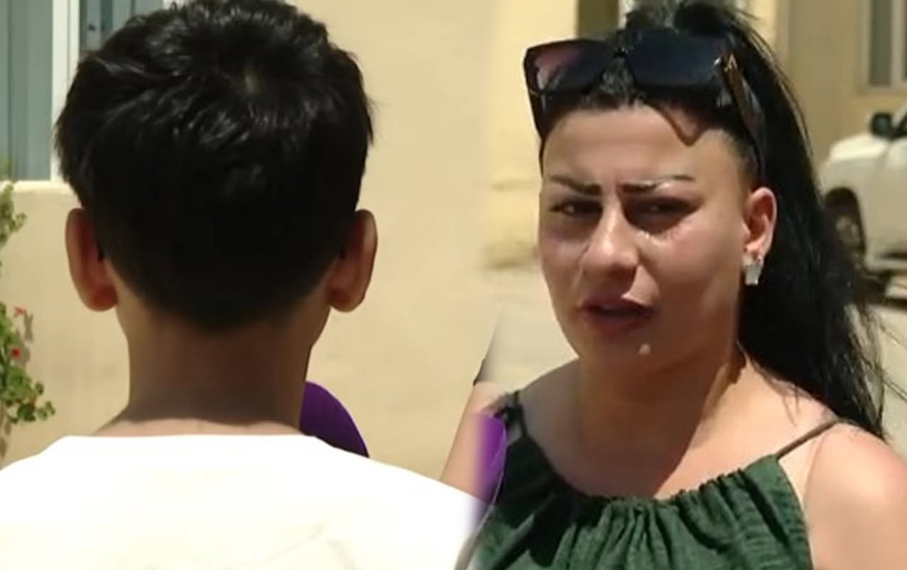 “Müəllimi oğlumun çeynədiyi saqqızı dərsdə onun başına yapışdırıb” - Video