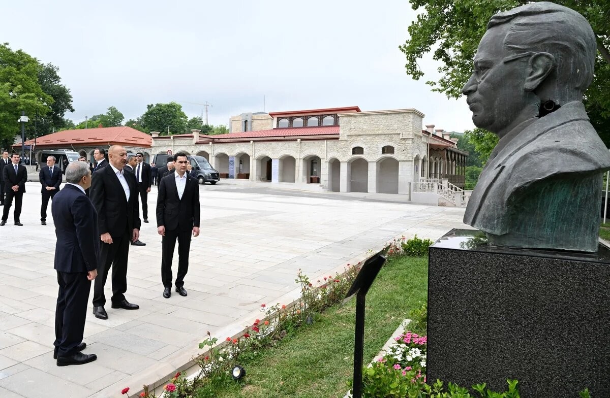 Prezidentlər Şuşada tanınmış şəxsiyyətlərin güllələnmiş büstlərinə baxdı