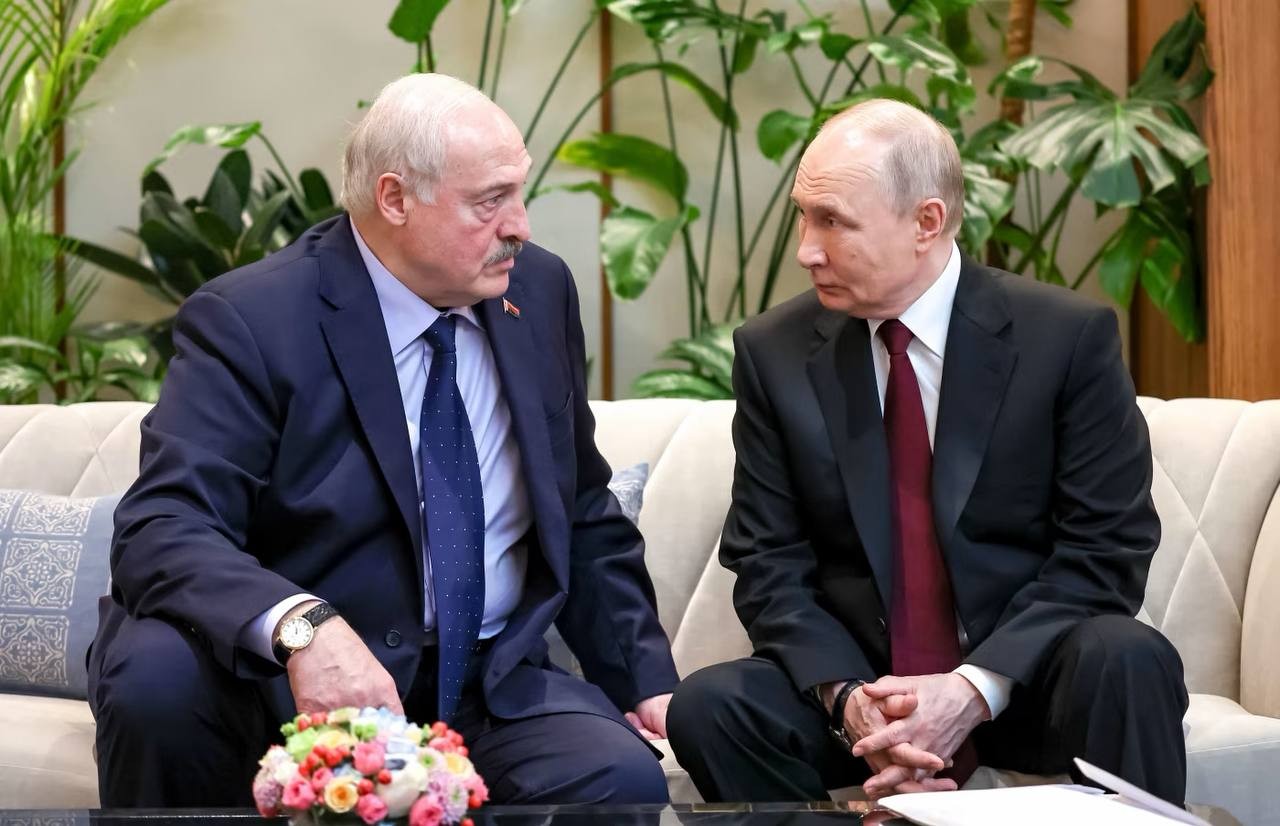 Putin Lukaşenkonu “şantaj” edir -