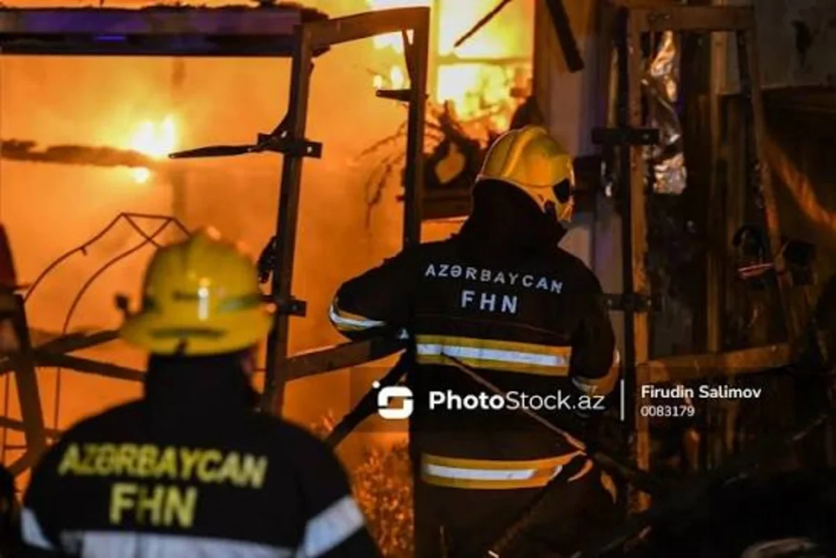 В Баку произошел пожар в жилом доме