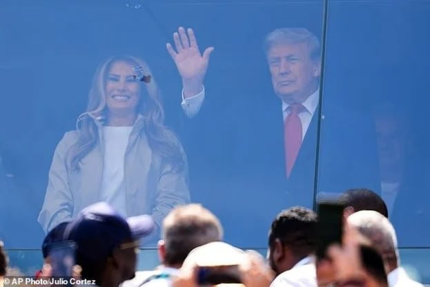 Melaniya Trampın dünya çempionatındakı geyimi müzakirə yaratdı –