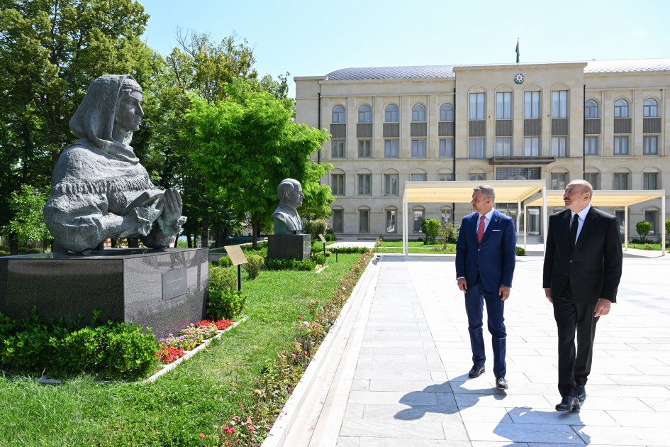 Prezidentlər Şuşada işğal dövründə güllələnmiş büstlərə baxdılar –