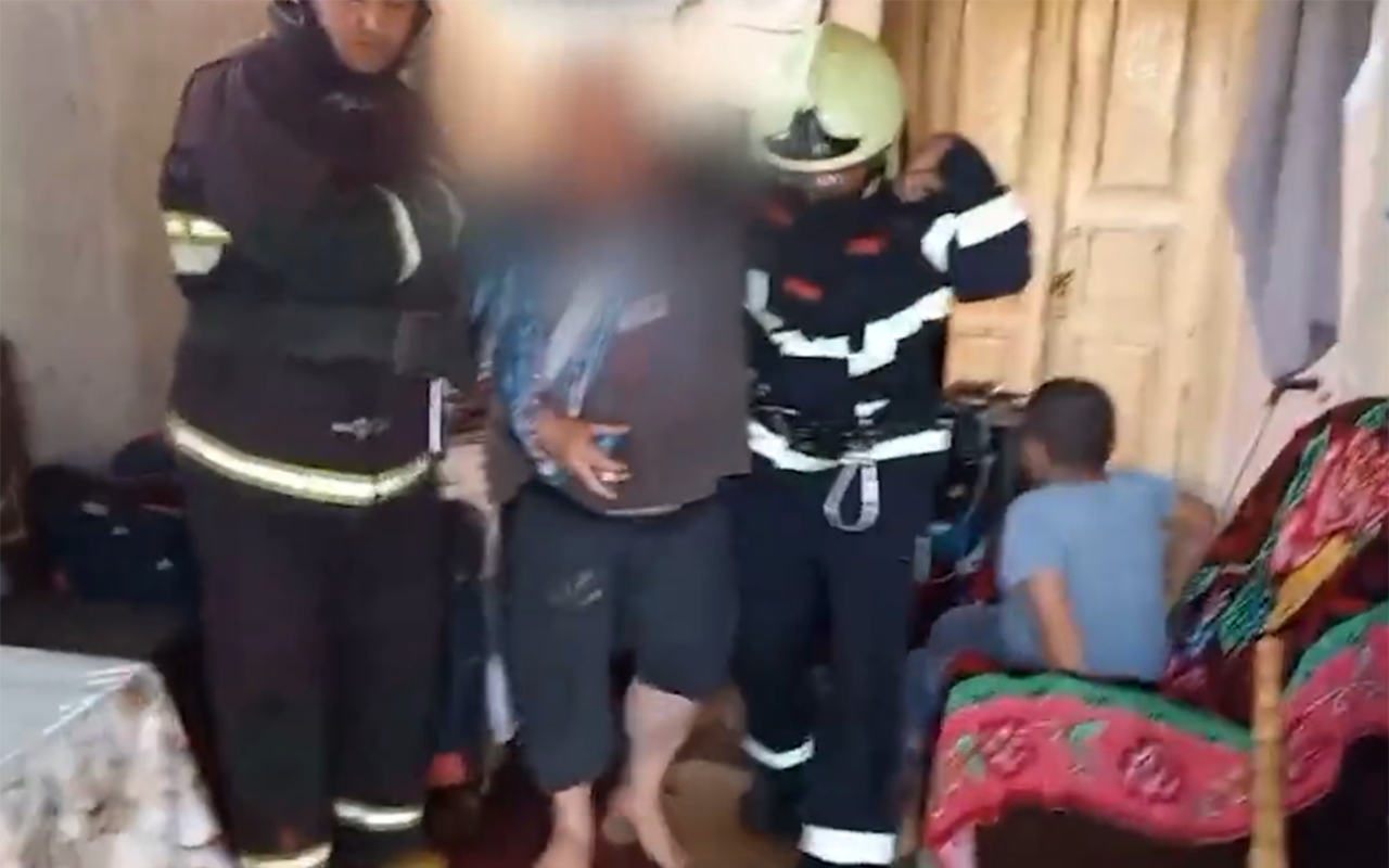 Evin girişi başlarına uçdu, köməksiz vəziyyətdə qaldılar - Video