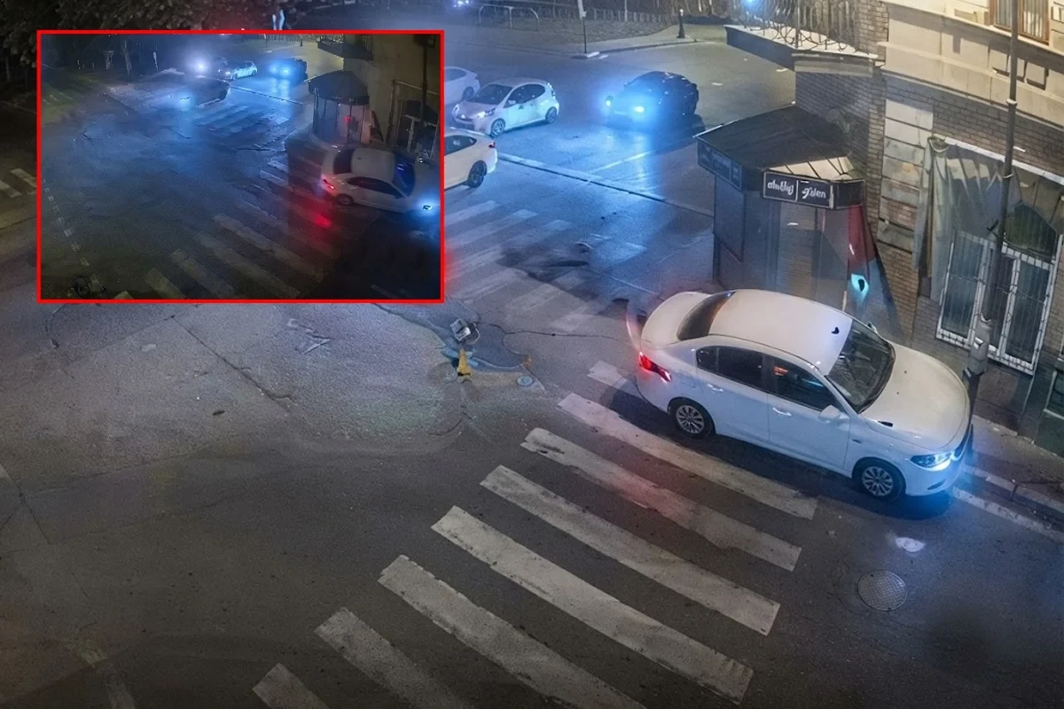 Sürücü sürət həddini aşıb qəza törətdi, işıqfora çırpıldı -