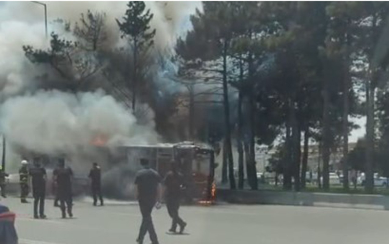 Bakıda avtobus yandı