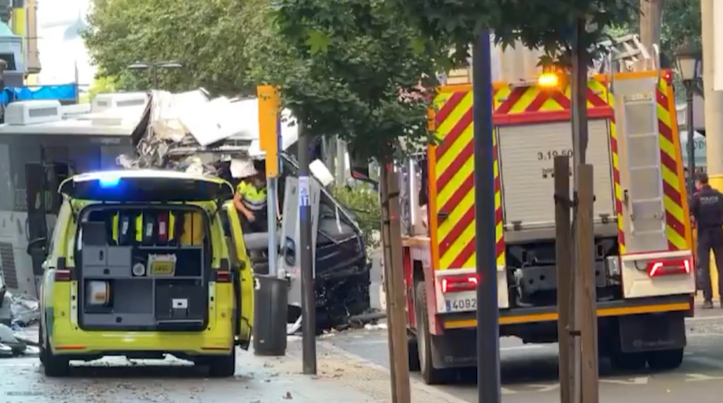 İspaniyada sərnişin avtobusu binaya çırpıldı: 43 yaralı var –