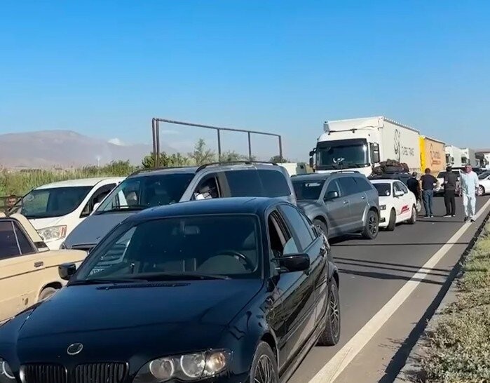 Ermənistanda fermerlər magistral yolu bağladı - Video