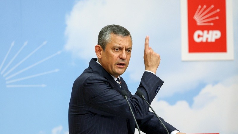 Özgür Özel CHP ilə vidalaşıb, yeni partiya yaradacağını açıqlayıb