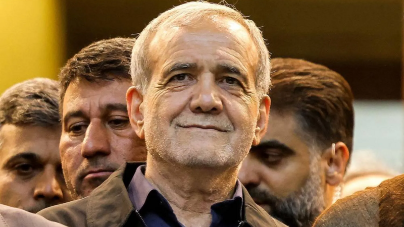 Pezeşkian Müctəba Xameneiyə 28 məktub yazıb: Təhdid etdiyi iddia olunur