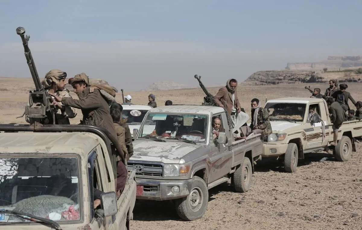 Husilər Yəməndə limana raket və PUA-larla hücum etdilər