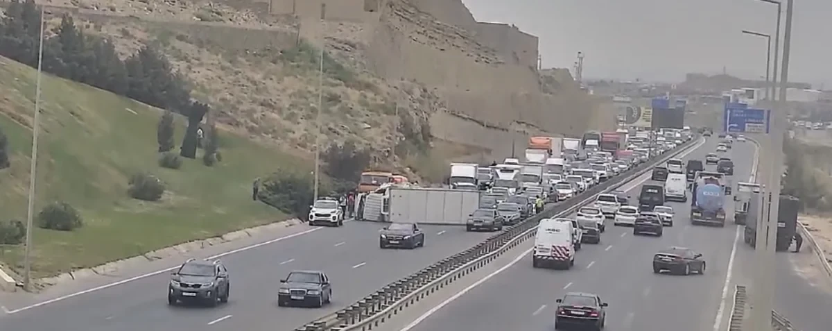Bakının Kənar Dairəvi yolunda yük maşını aşdı, tıxac yarandı