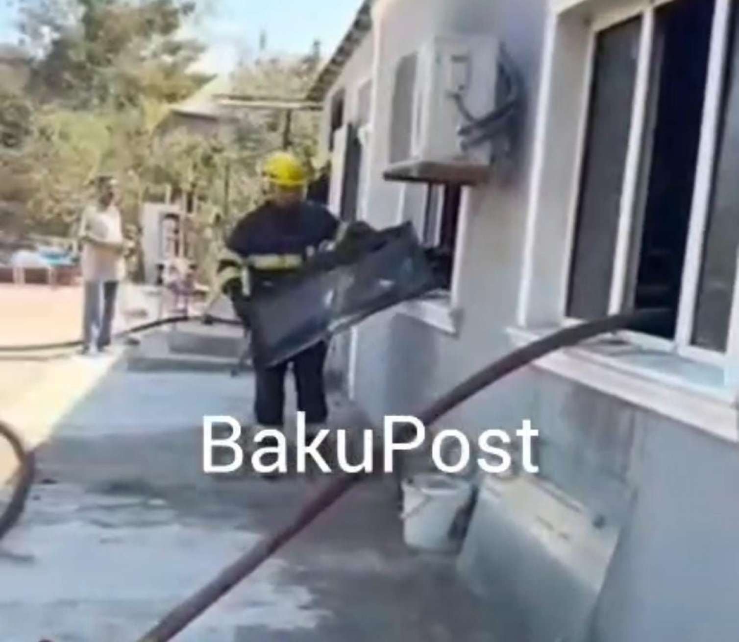 Sumqayıtda ev yanıb külə döndü   -
